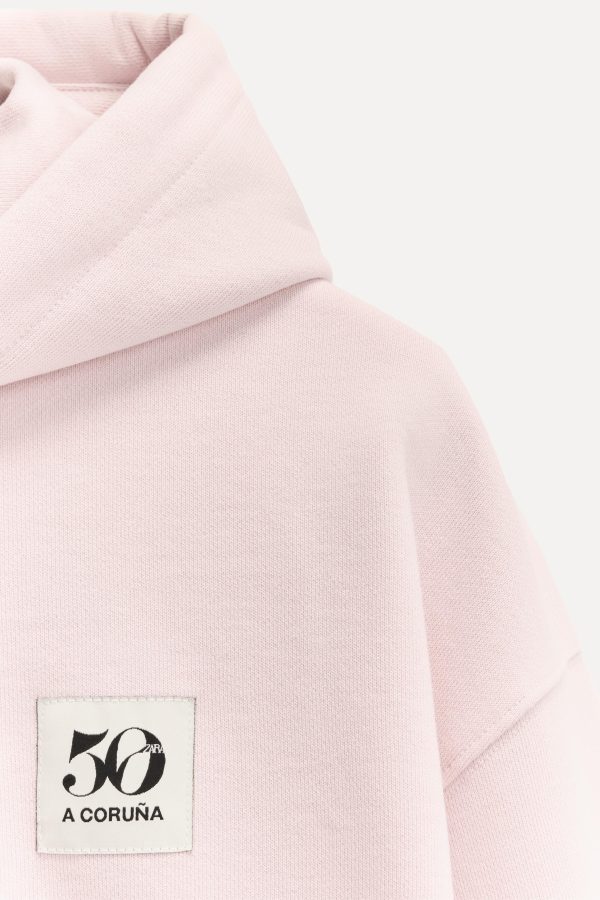 50. YIL DÖNÜÜ YAMALI KAPÜŞONLU SWEATSHIRT - از برند زارا