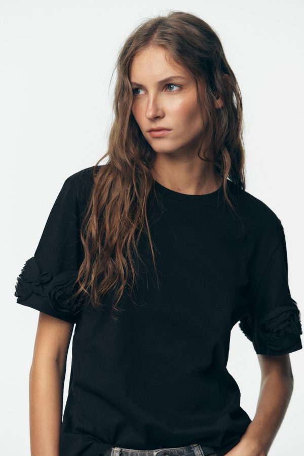 VOLANLI ÇİÇEKLİ T-SHIRT - از برند زارا