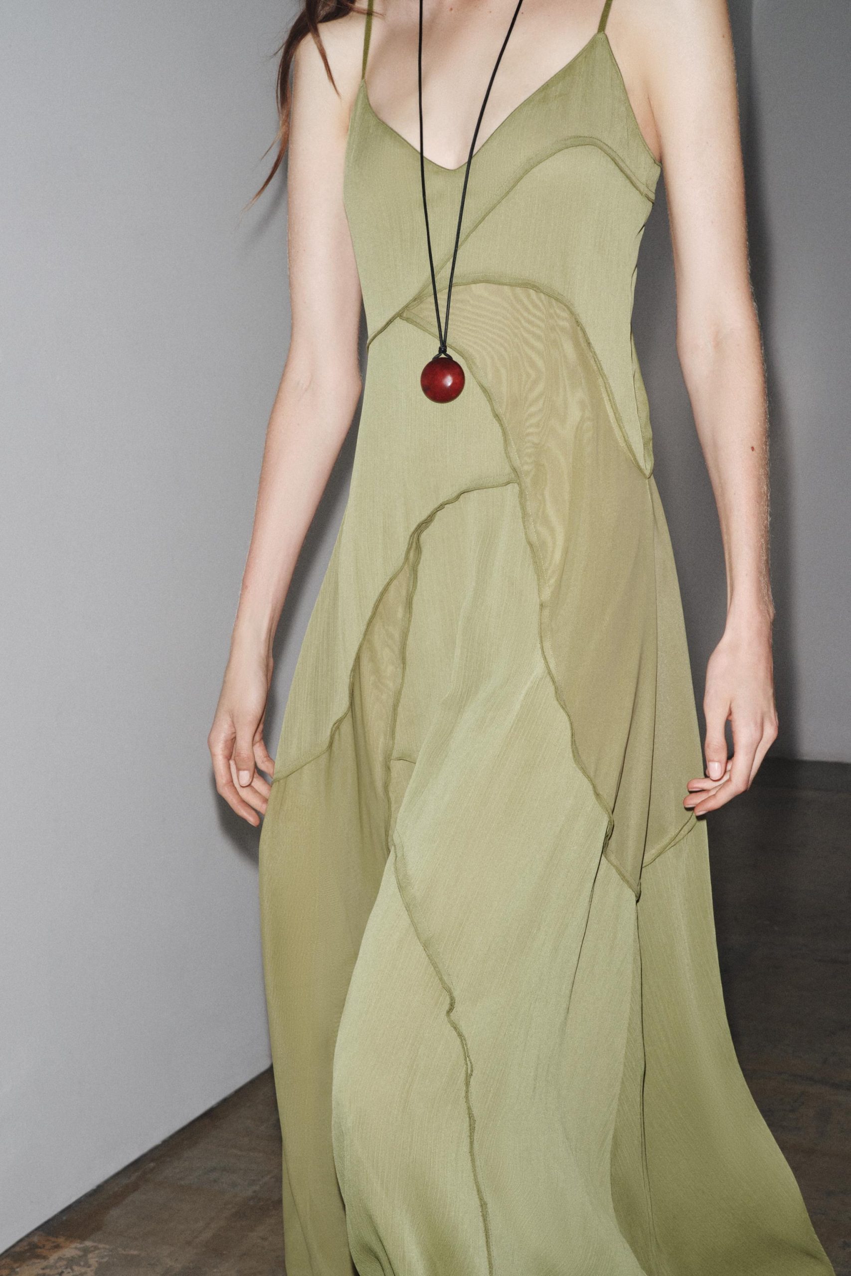 پیراهن بلند یقه V با بند نازک از برند زارا (زنانه)