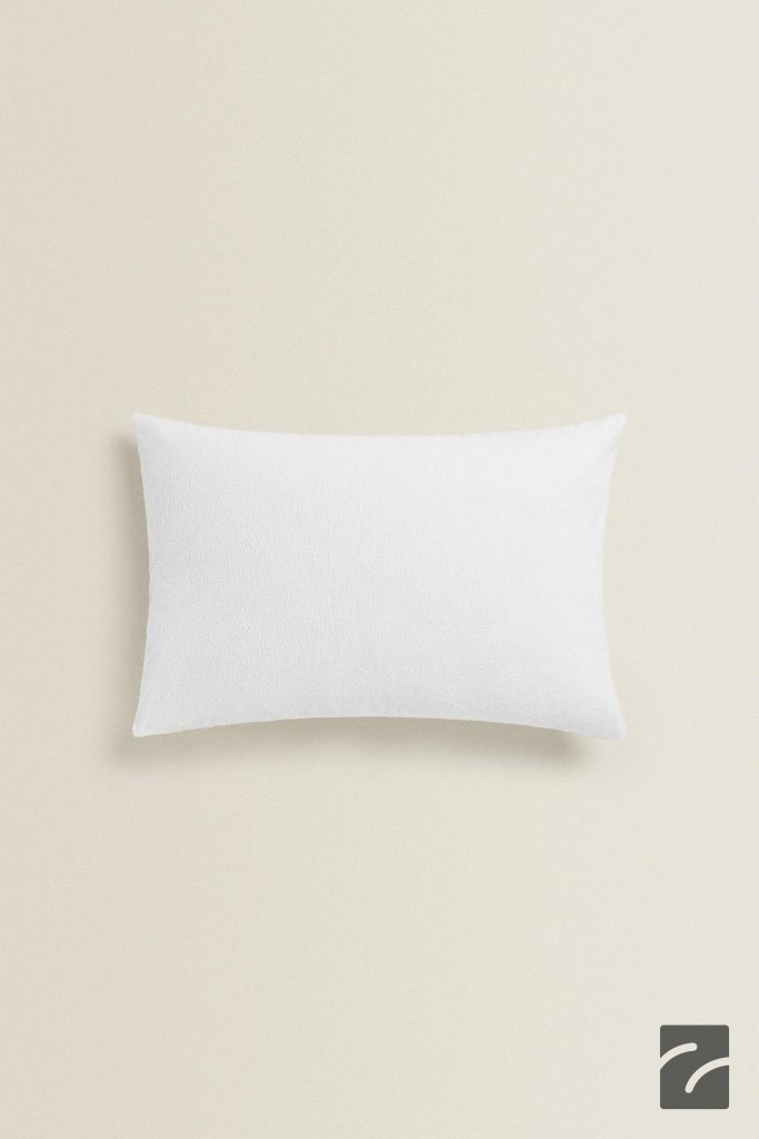 محافظ بالش سفید ضد آب با زیپ از برند زارا