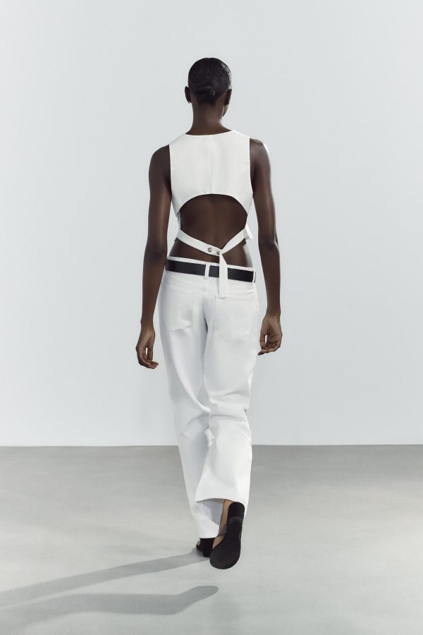 ARKASI CUT-OUT DETAYLI YELEK - از برند زارا