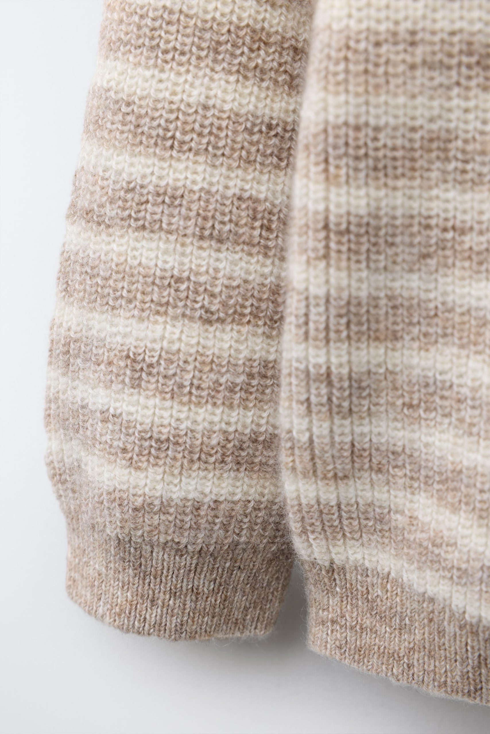 ژاکت بافتنی یقه گرد و دکمهدار از برند زارا (بچه گانه)