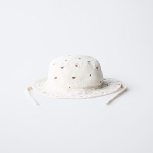 کلاه پارچه‌ای گلدار با بند تنظیمی از برند زارا (بچه گانه)