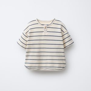 تی‌شرت یقه گرد راه‌راه با دکمه از برند زارا