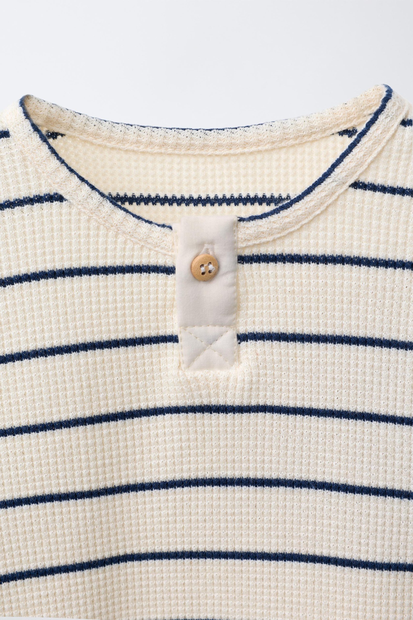 تیشرت یقه گرد راهراه با دکمه از برند زارا