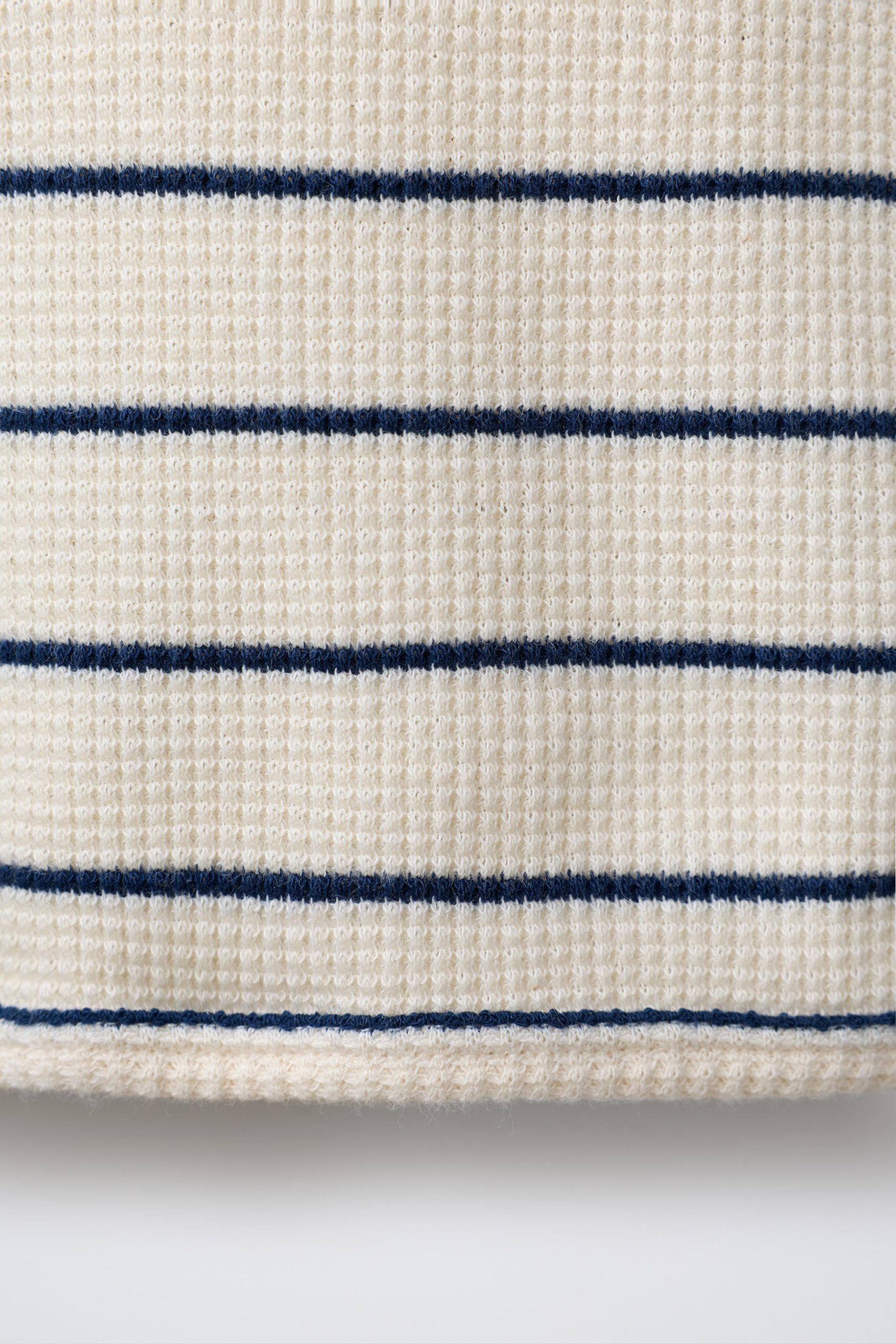 تیشرت یقه گرد راهراه با دکمه از برند زارا