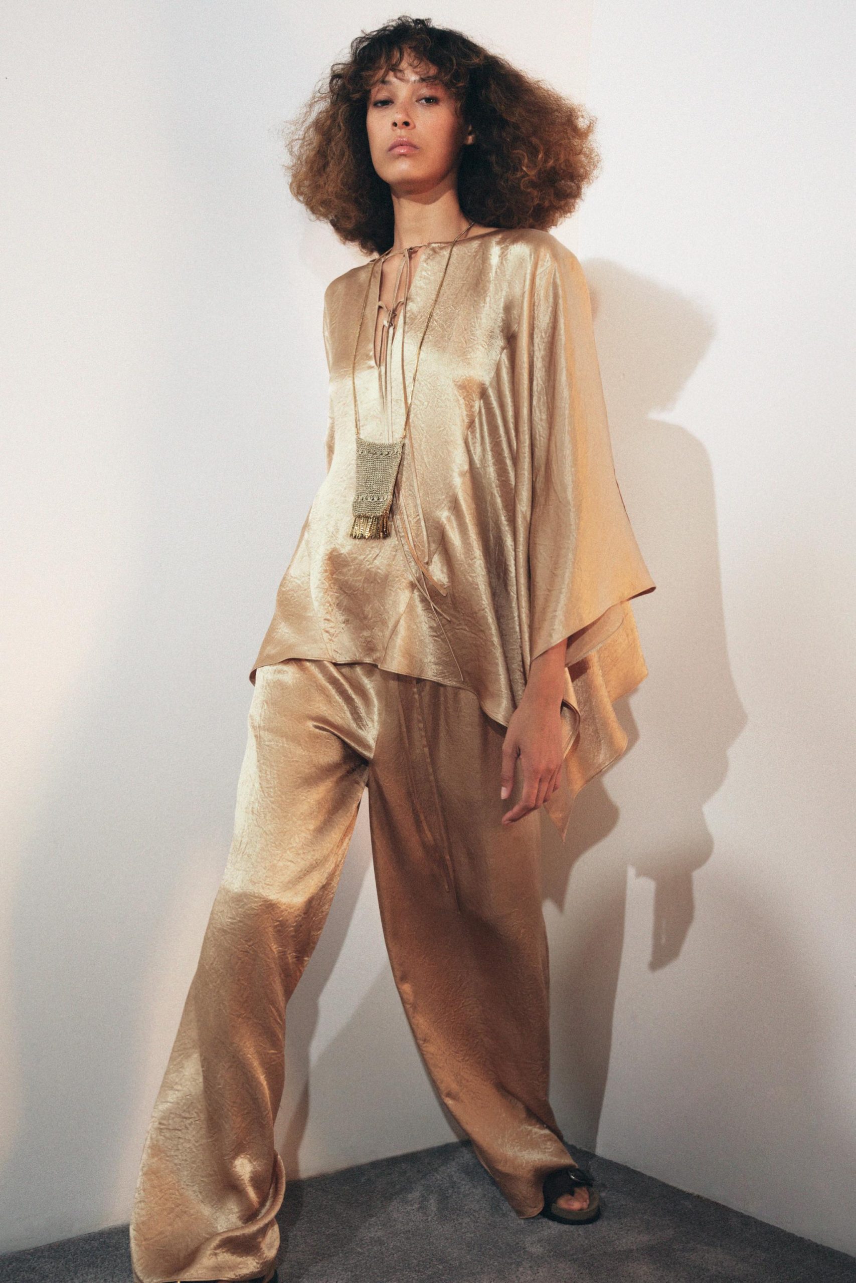 پیراهن زنانه یقه V با آستین پَرلین از برند زارا (زنانه)