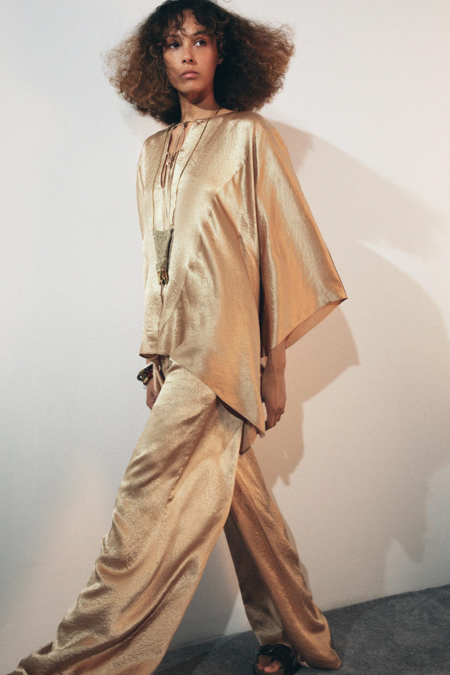 پیراهن زنانه یقه V با آستین پَرلین از برند زارا (زنانه)