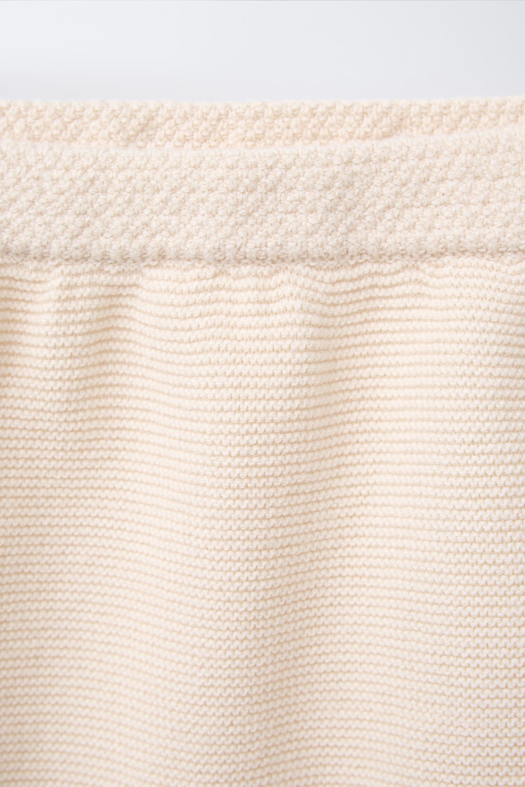 شلوارک با کمر الاستیک و گلدوزی گل از برند زارا (بچه گانه)