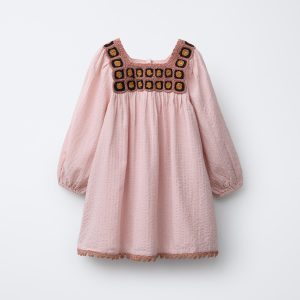 پیراهن بلند یقه صاف با آستین کشباف از برند زارا (بچه گانه)