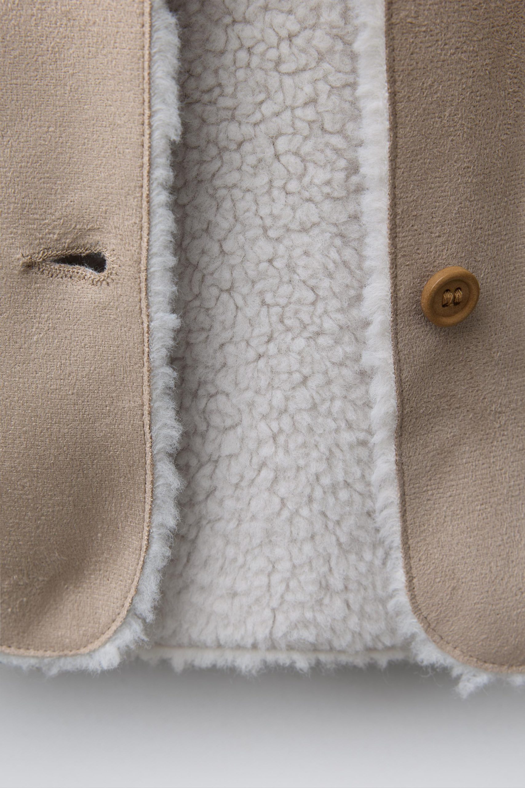 کت جلوبسته کلاهدار با آستین چیندار از برند زارا (بچه گانه)