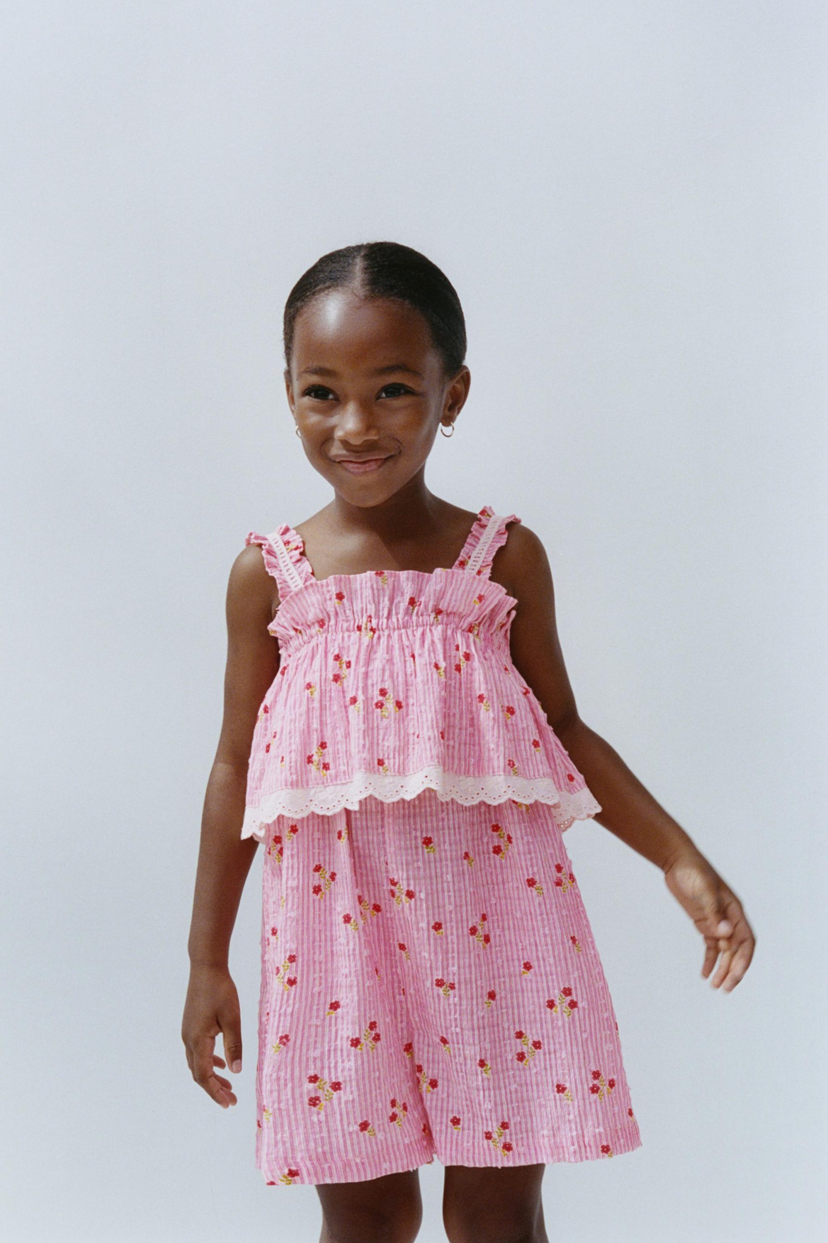 تولم کوتاه یقه صاف با توری گلدار از برند زارا (بچه گانه)