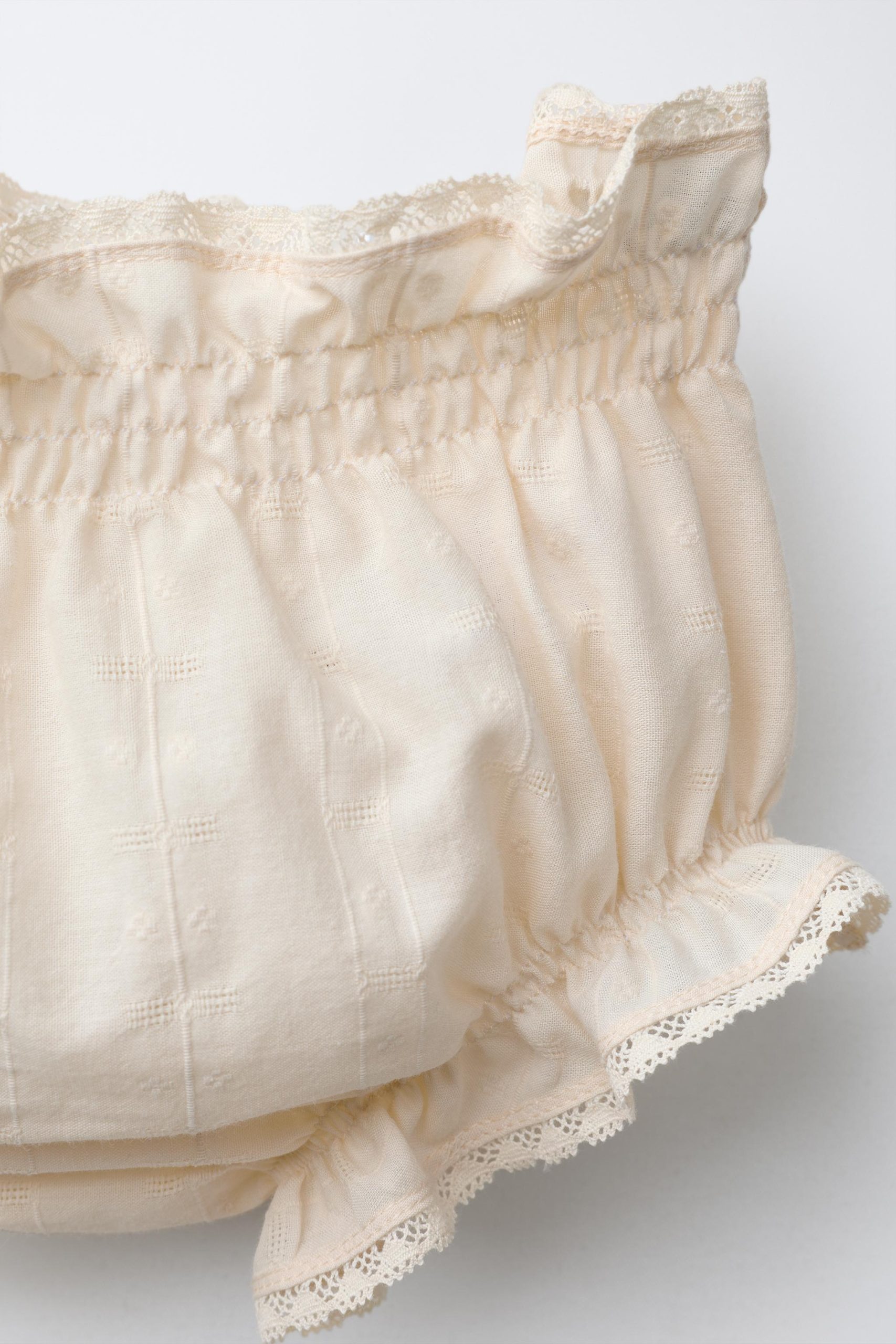 شورت الاستیک با جزئیات دانتل از برند زارا