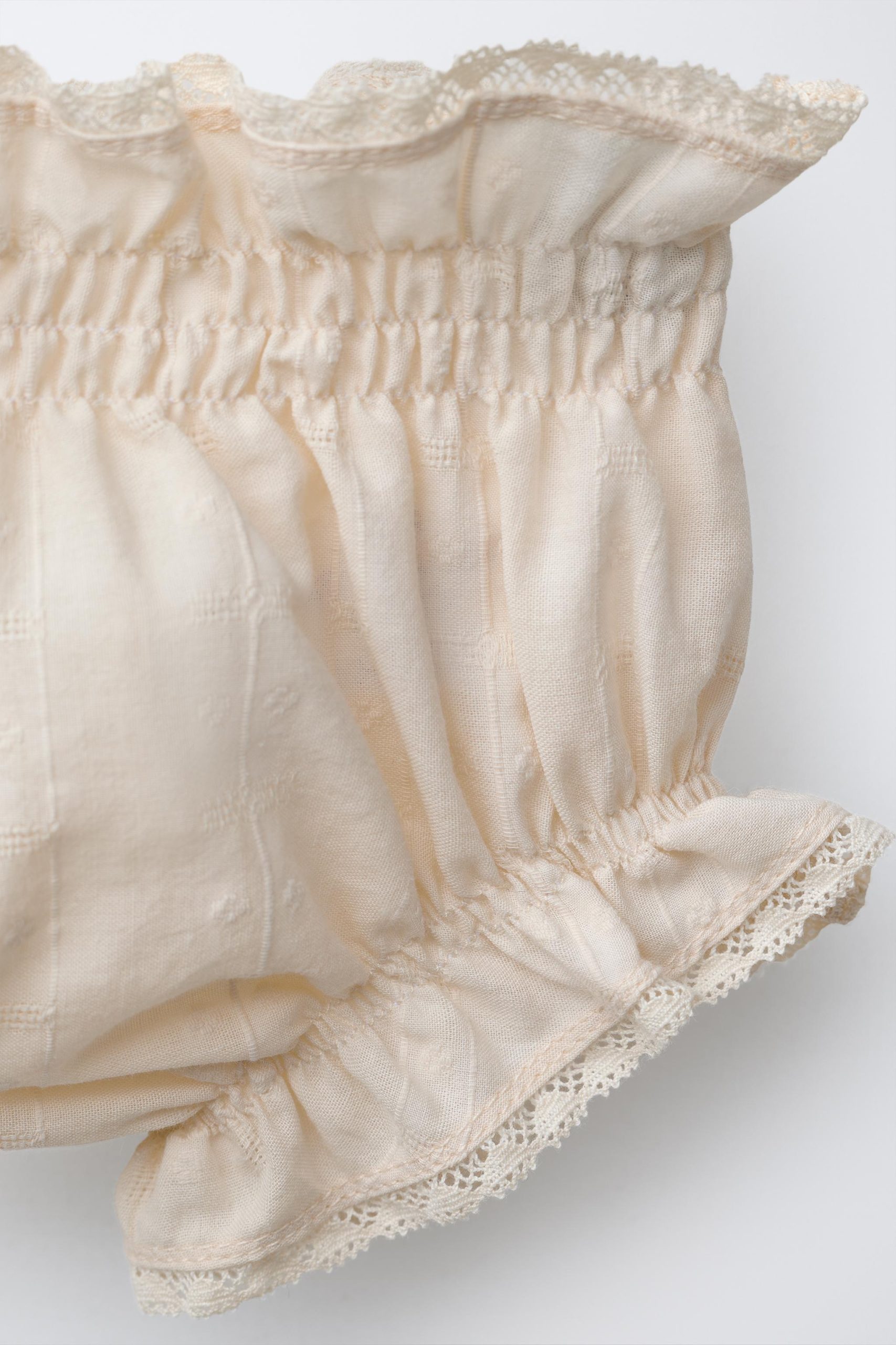 شورت الاستیک با جزئیات دانتل از برند زارا