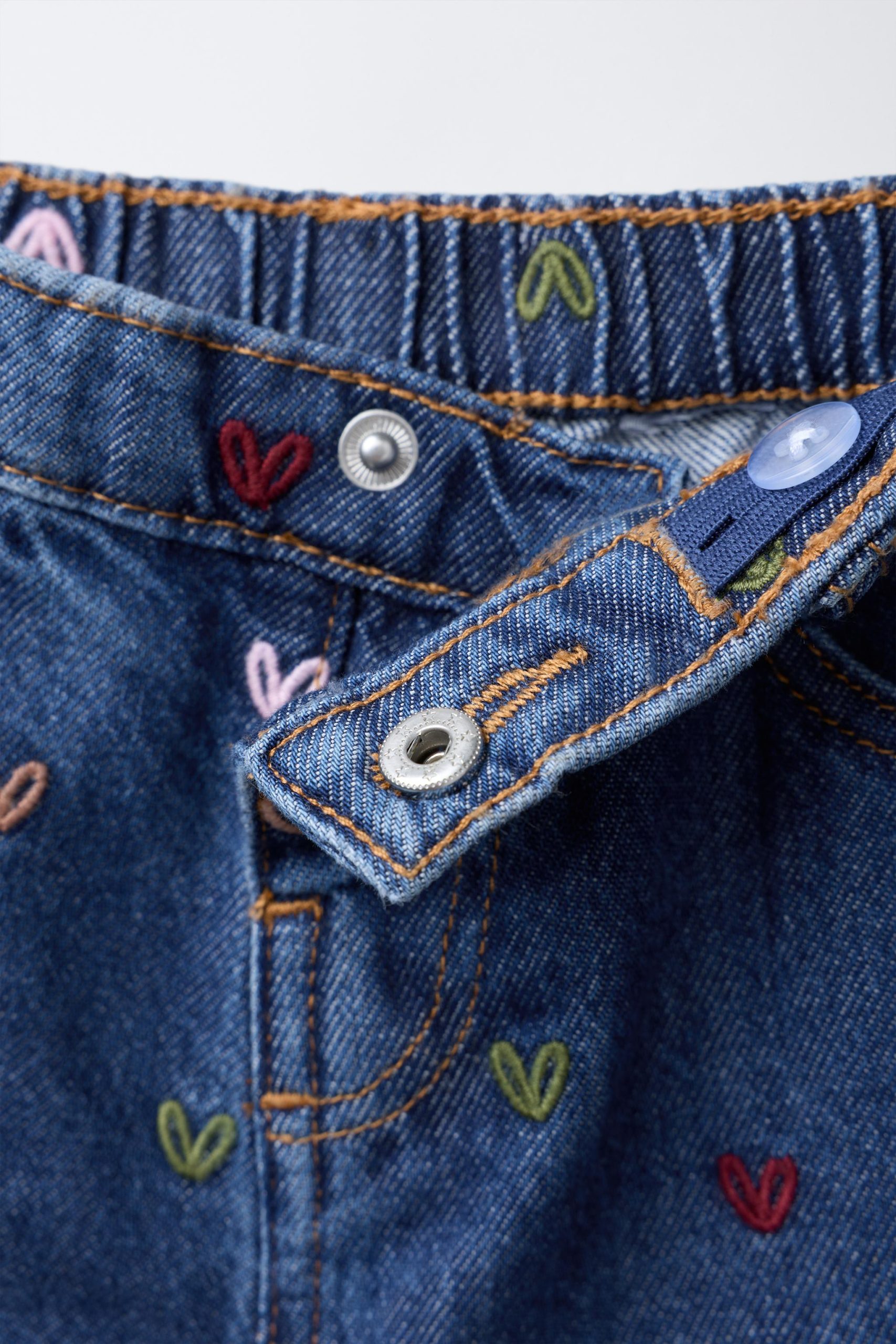 شلوار جین کلاهدار با جیب و گلدوزی از برند زارا