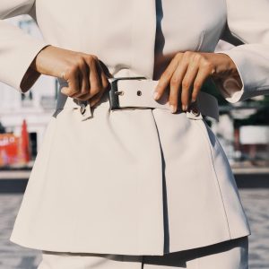 KEMERLİ, VÜCUDA OTURAN BLAZER - از برند زارا