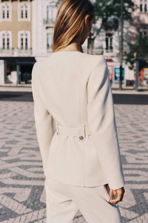 KEMERLİ, VÜCUDA OTURAN BLAZER - از برند زارا