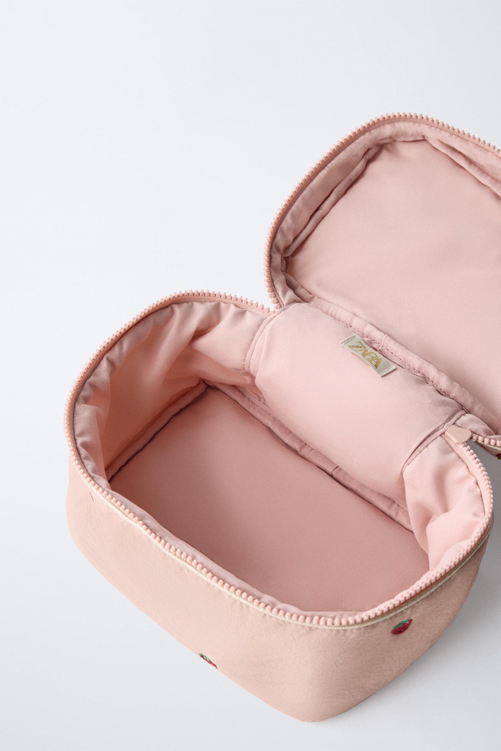 کیف آرایشی زیپدار با طرح توتفرنگی از برند زارا (بچه گانه)