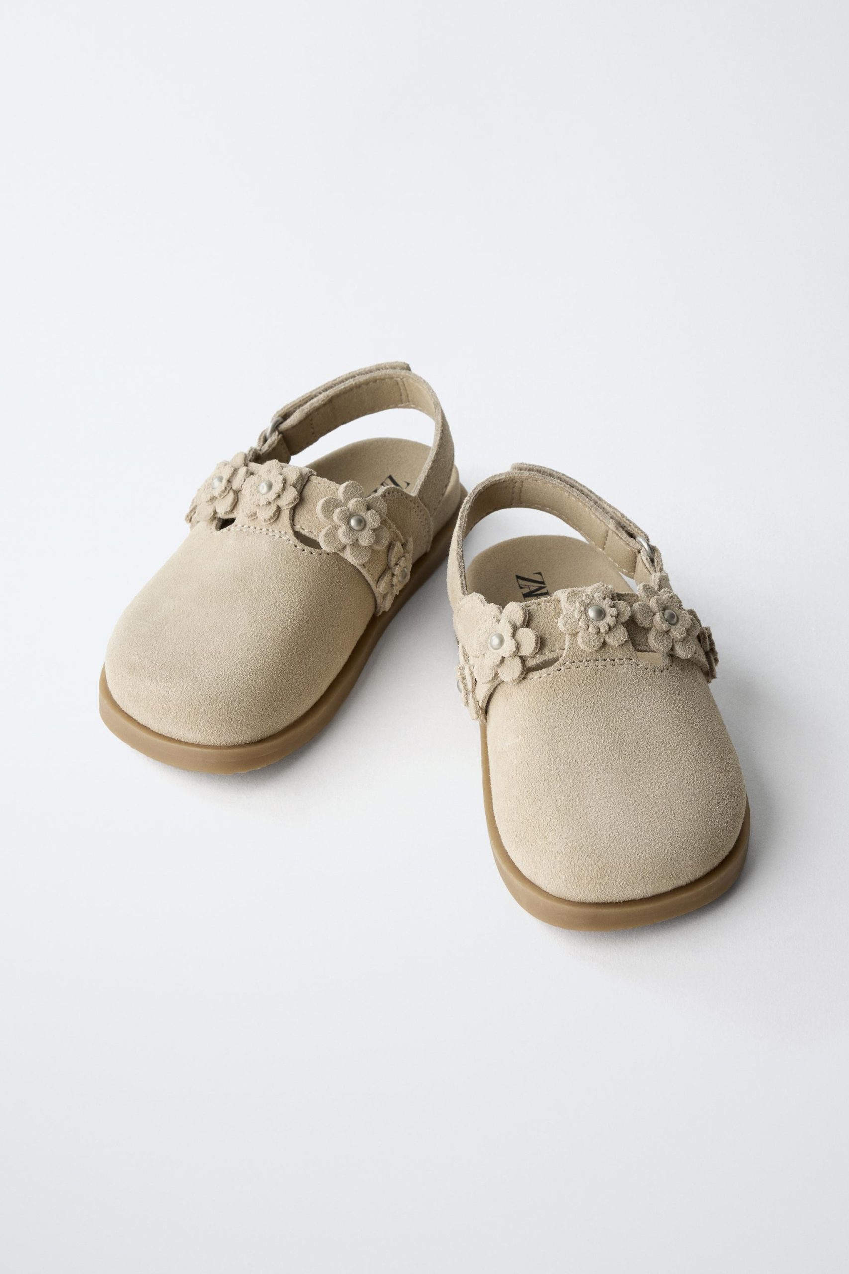 کفش سابو چرم گاوی با جزئیات گل از برند زارا (بچه گانه)