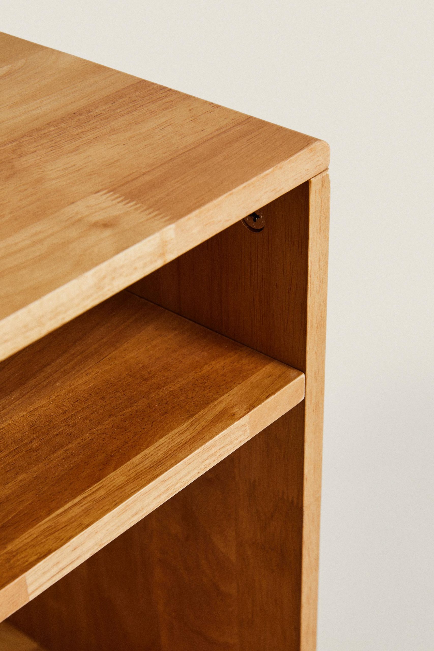 کمد پایهدار با قفسه و سبد فلزی از برند زارا