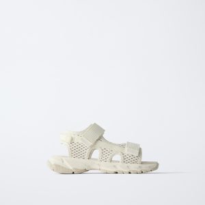 سندل تکنیک با بند چسبان و زیره عاج‌دا از برند زارا