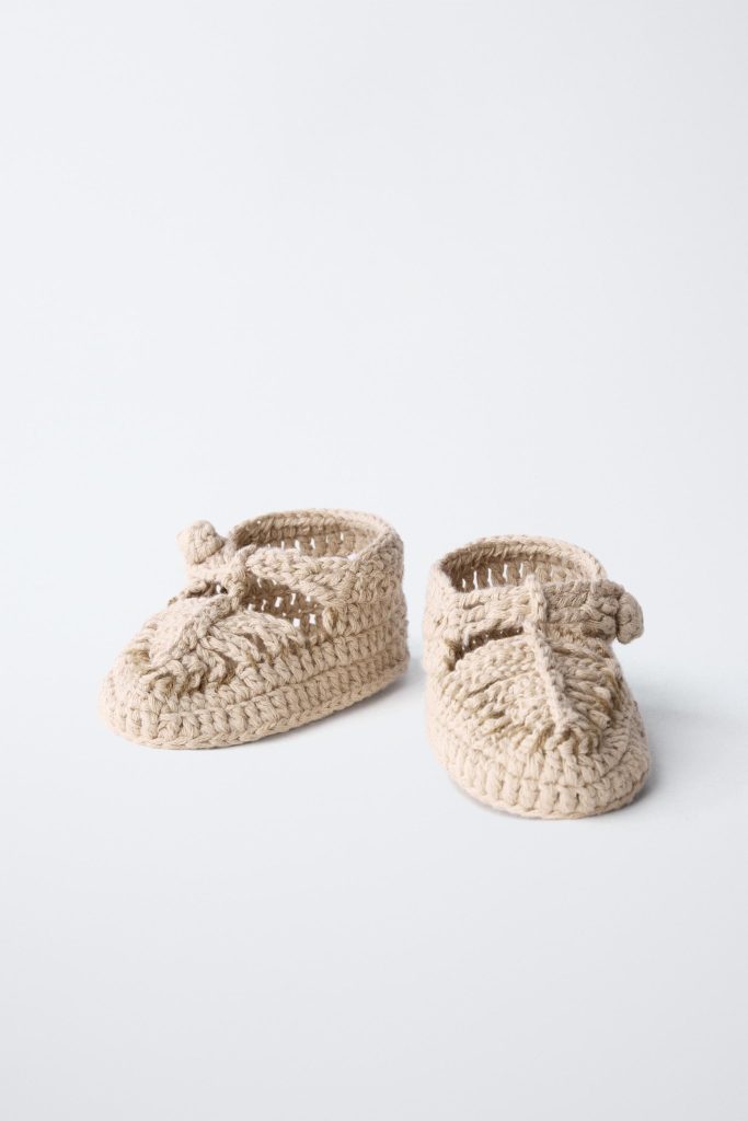 صندل پنبه‌ای با جزئیات رنگی متضاد از برند زارا (بچه گانه)