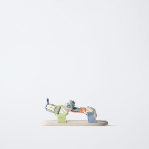 سندل فنی با جزئیات رنگی متضاد از برند زارا