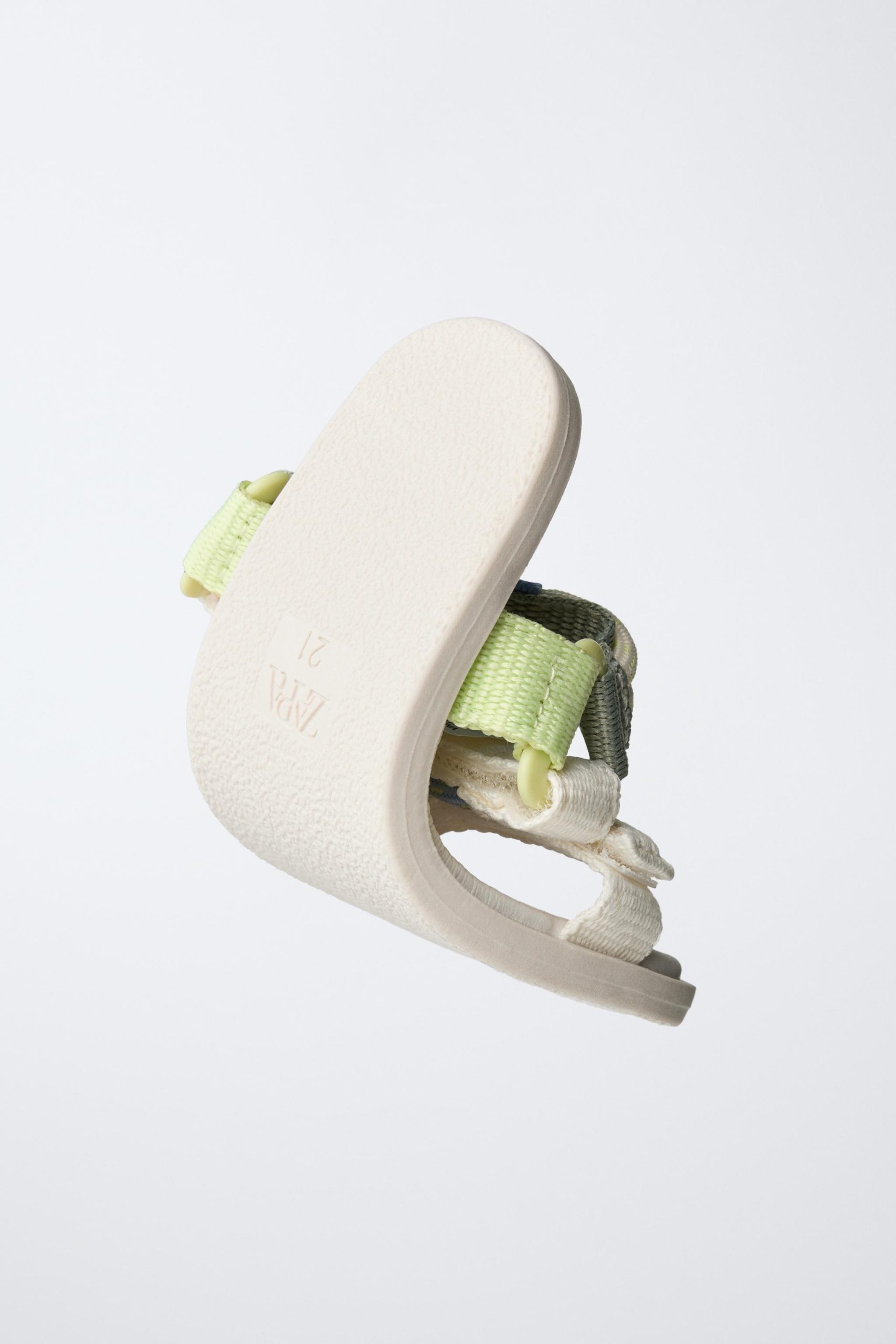 سندل فنی با جزئیات رنگی متضاد از برند زارا