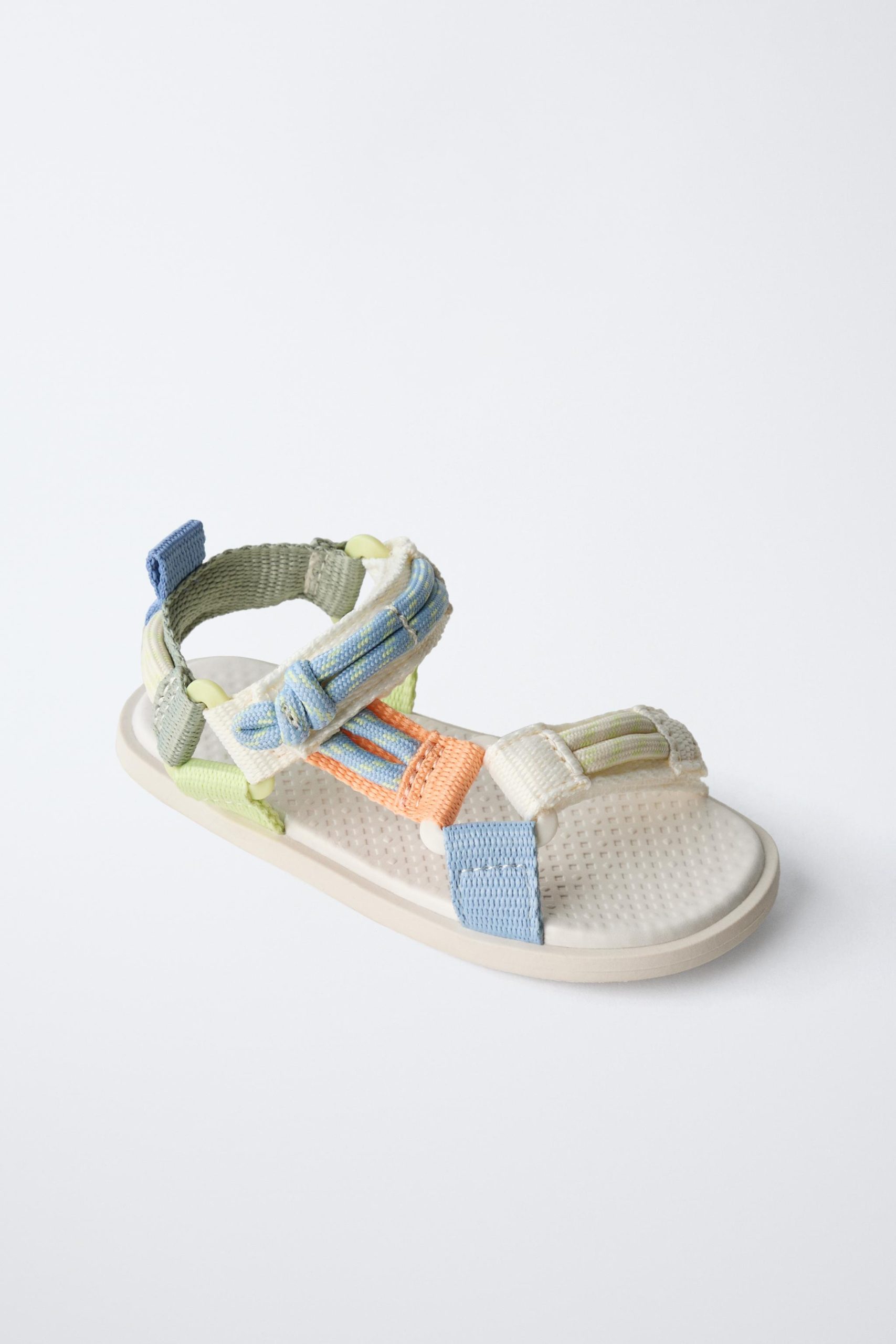 سندل فنی با جزئیات رنگی متضاد از برند زارا