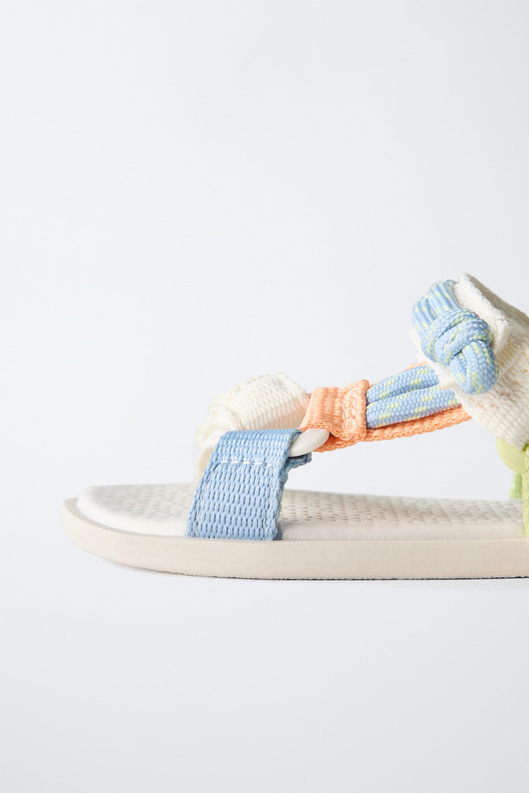 سندل فنی با جزئیات رنگی متضاد از برند زارا