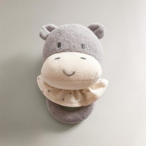 عروسک پشمالوی جغجغه‌ای اسب آبی از برند زارا