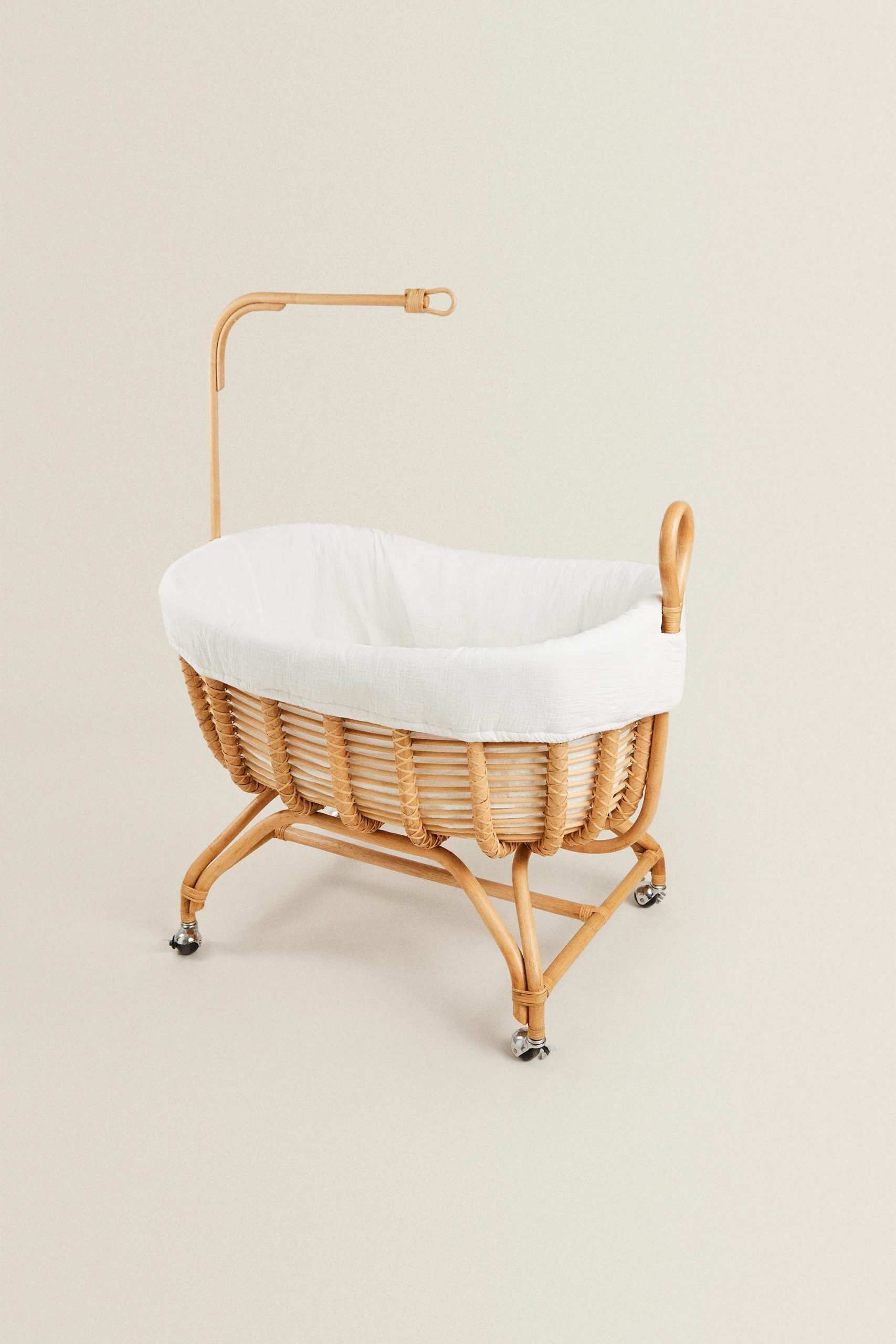 تخت خواب مینی رتن با چرخ فنری از برند زارا