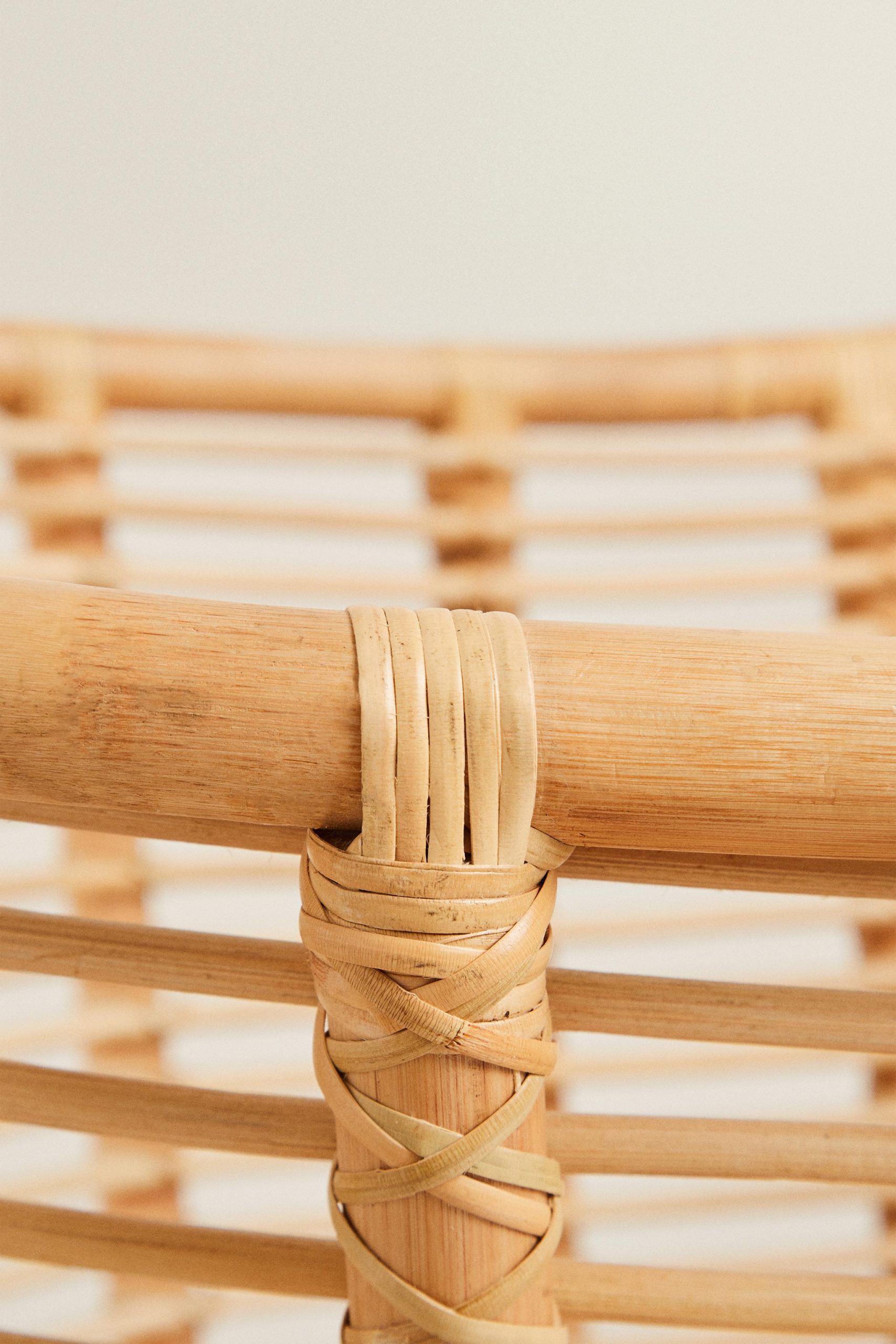 تخت خواب مینی رتن با چرخ فنری از برند زارا