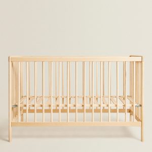 تخت خواب کلاسیک چوبی با پایه قابل تنظ از برند زارا