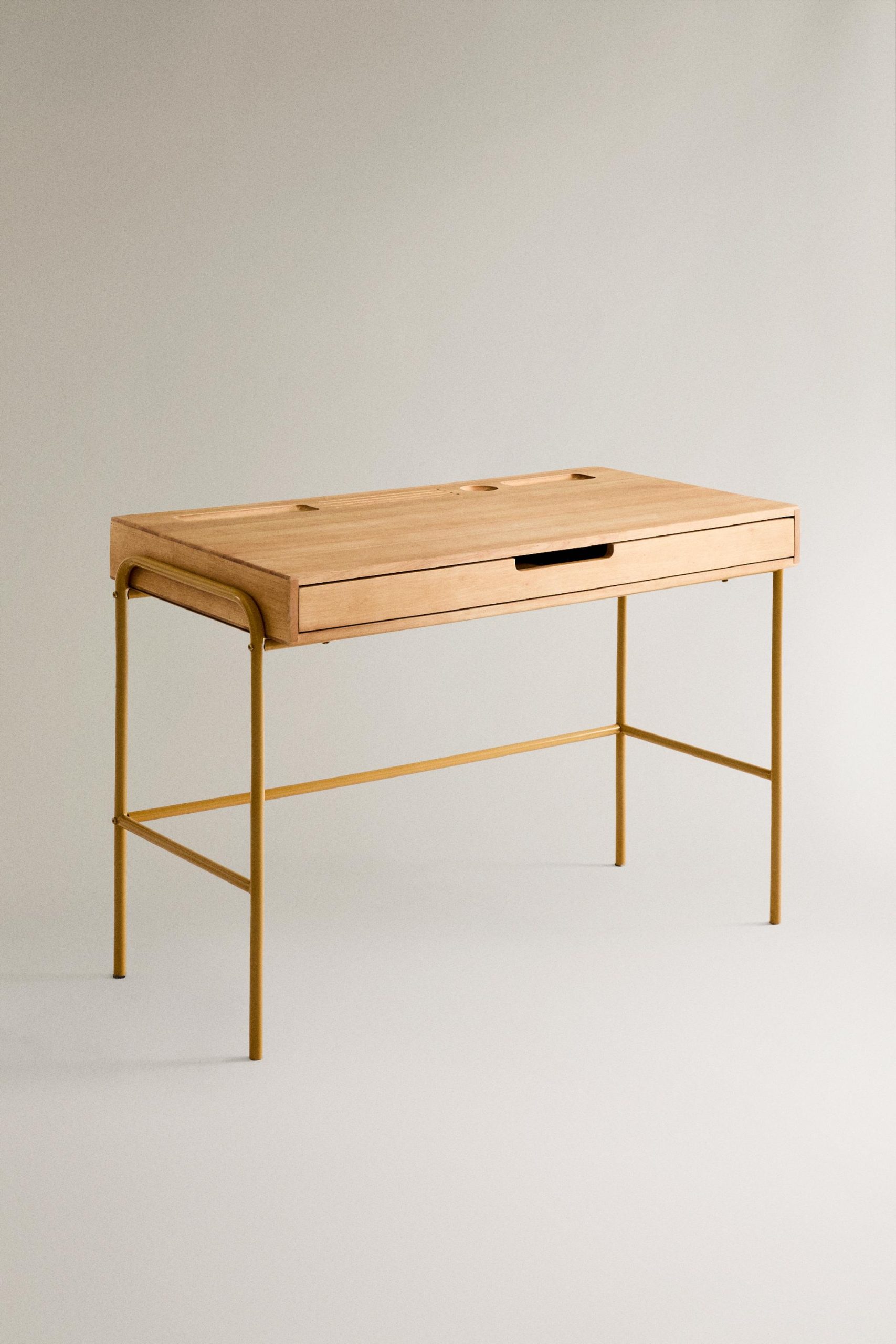 میز کار چوبی کودک با کشو و بخشهای مر از برند زارا