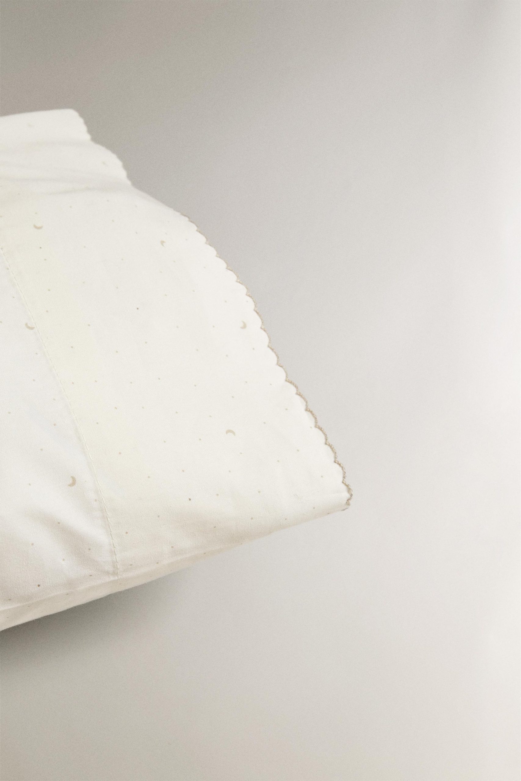 بالشکوفهای پنبهای طرح ماه و ستاره از برند زارا