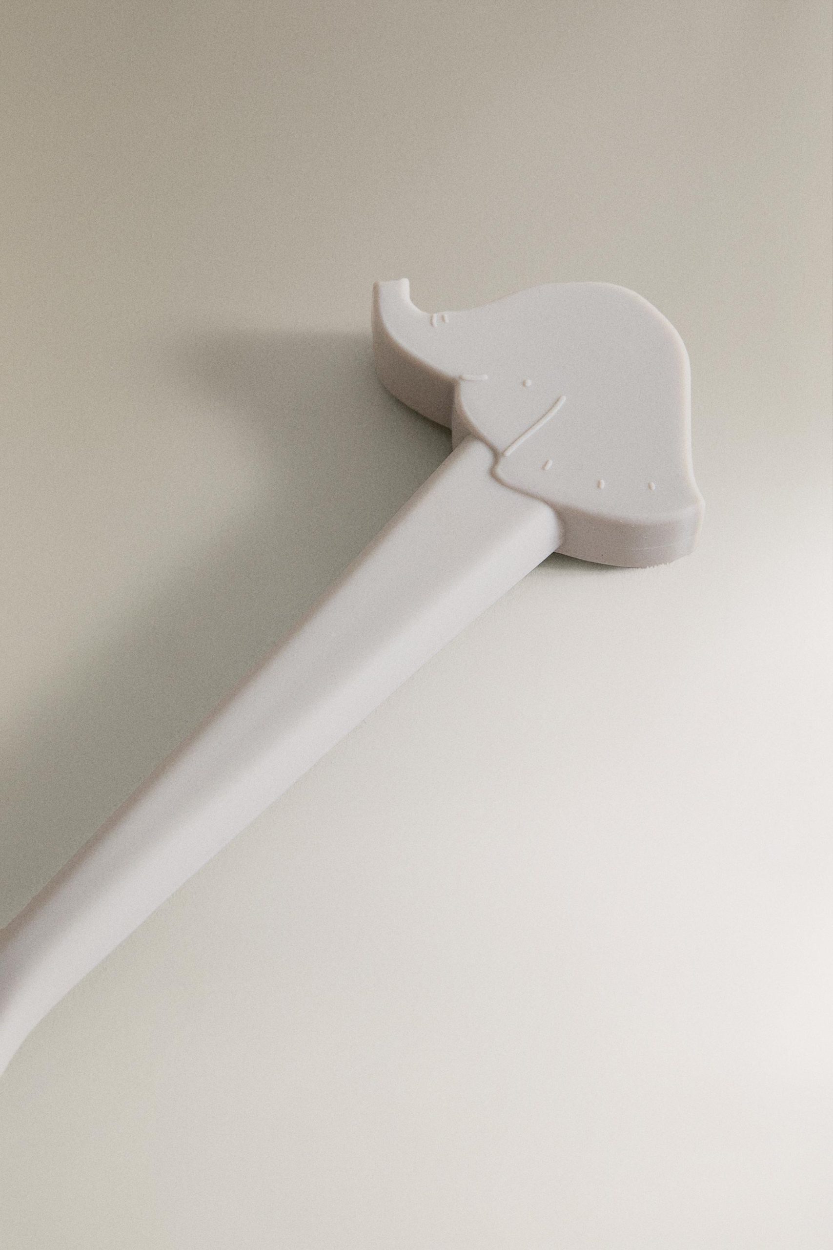 قاشق سیلیکونی کودک طرح فیل از برند زارا