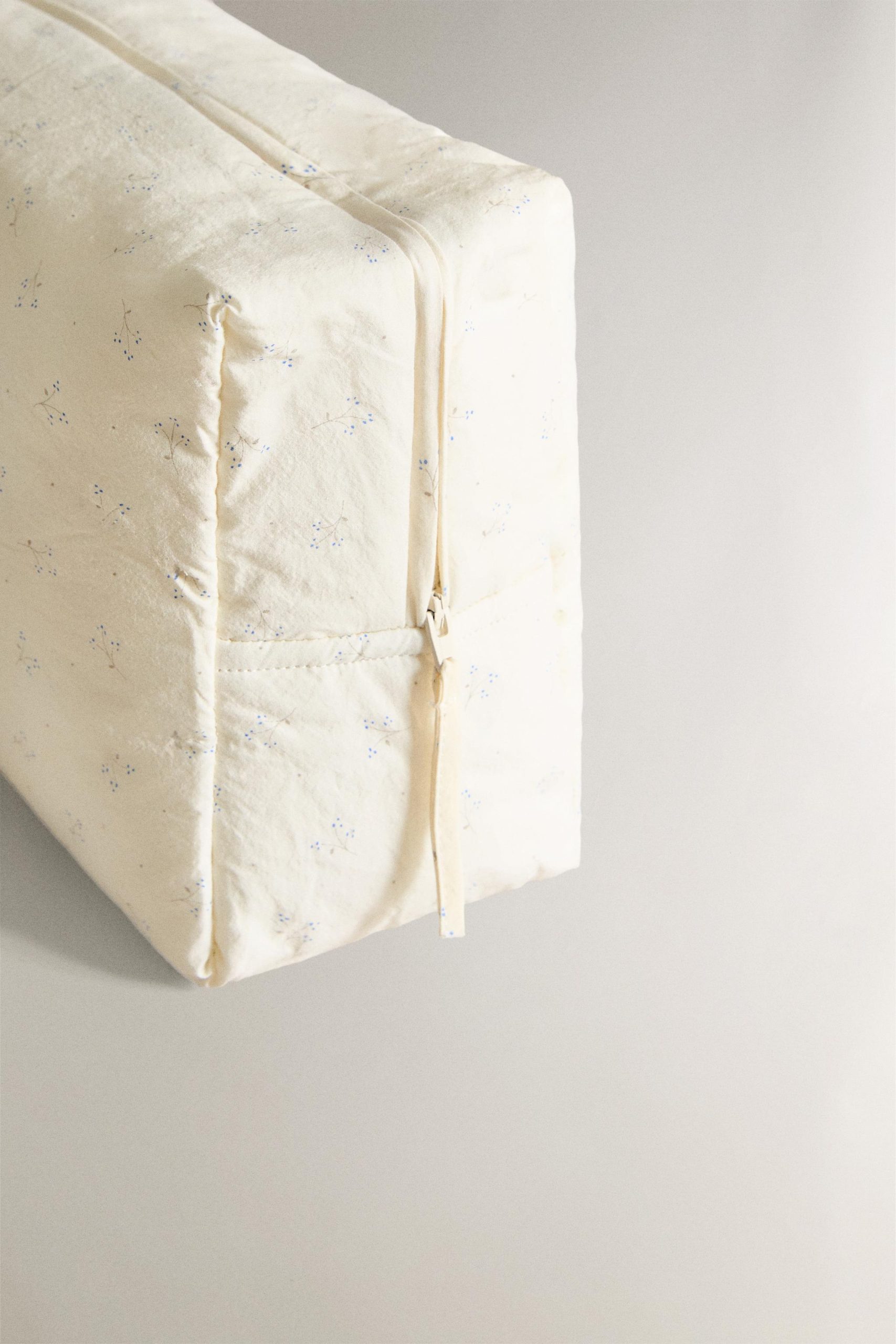 کیف شستشوی کودک طرح گل پنبهای از برند زارا