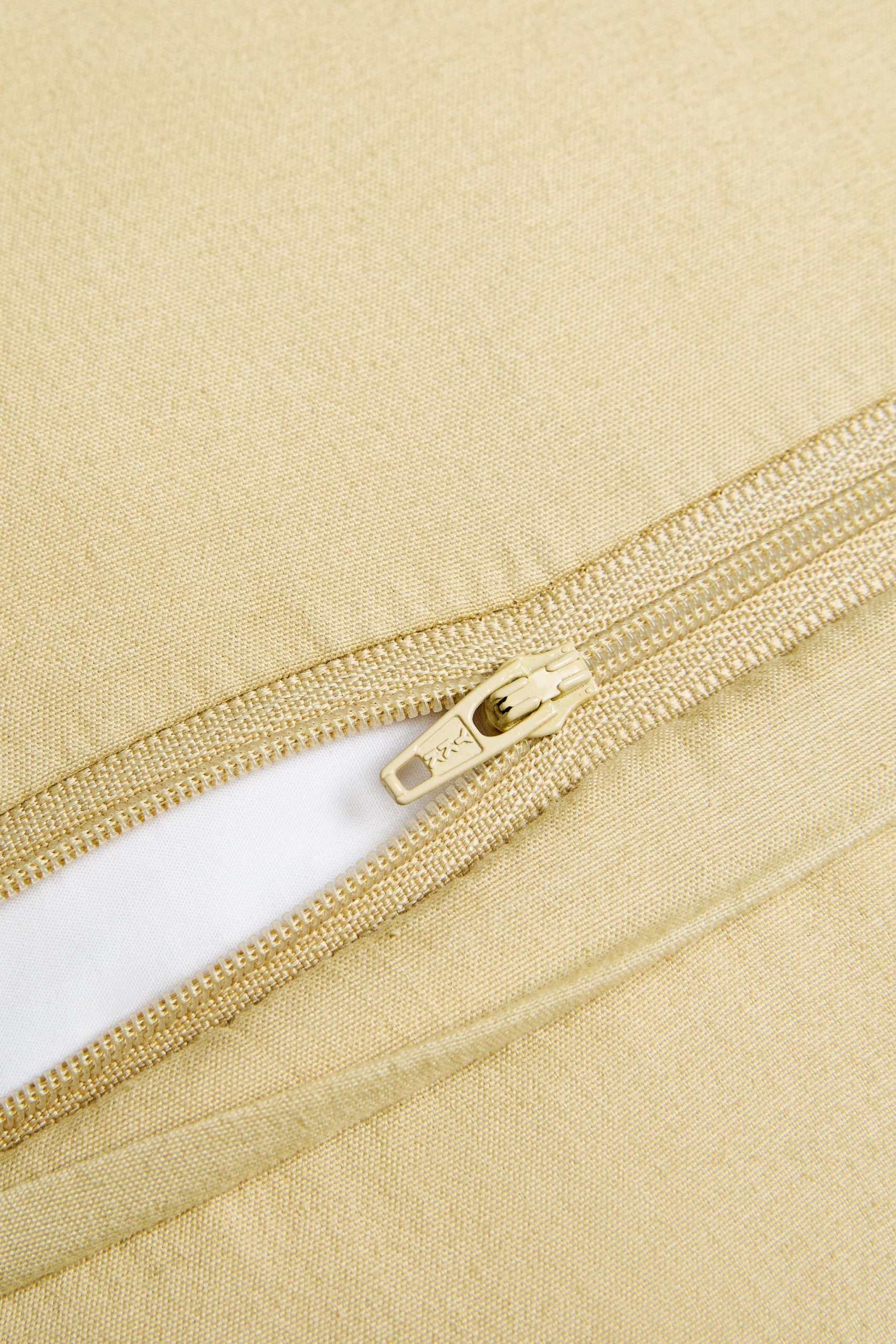 کوسن کتان ساده کودک با طرح سگ از برند زارا