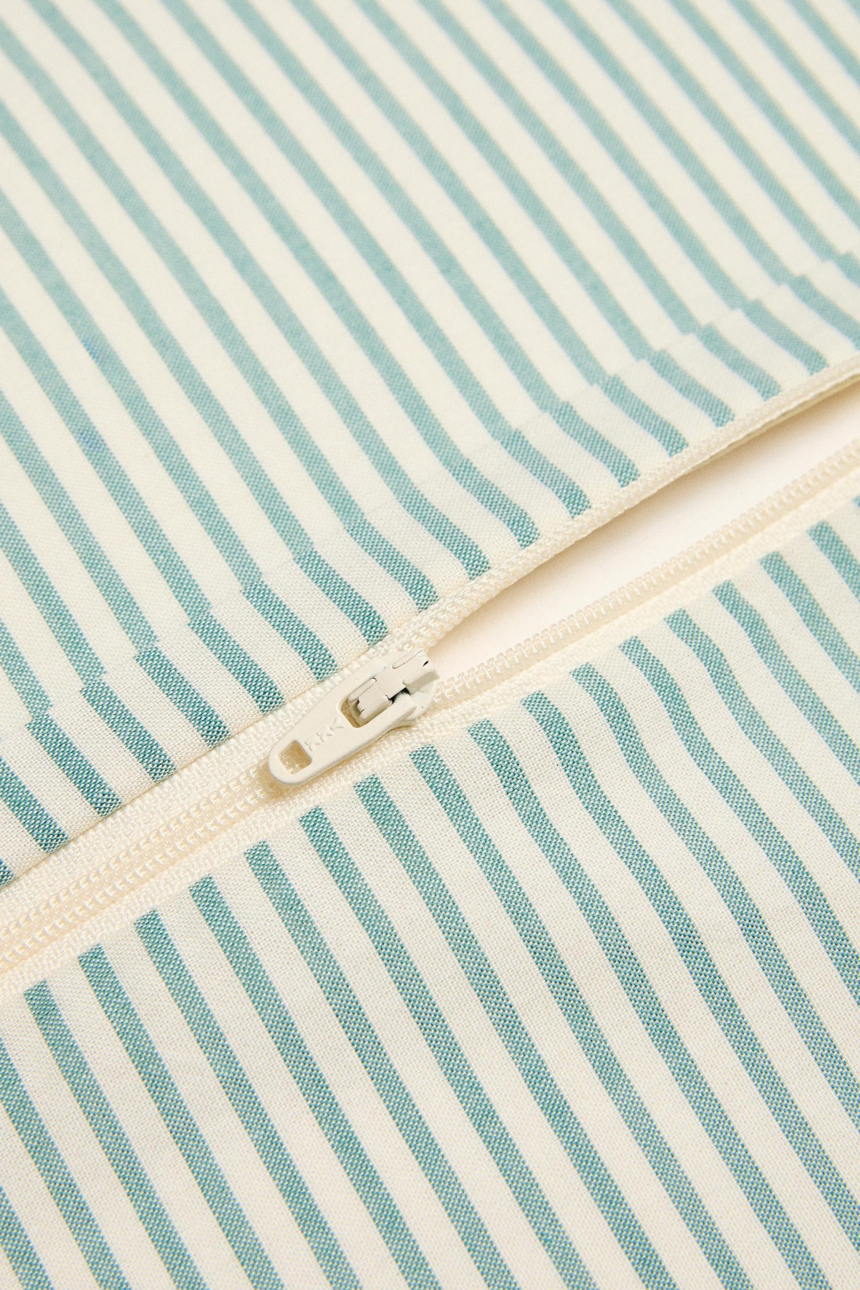 کلاهک بالش پنبهای طرح خطی کودک از برند زارا