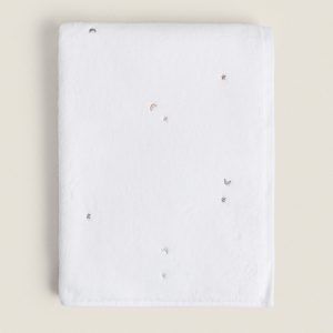 حوله حمام سفید با طرح ستاره و ماه از برند زارا