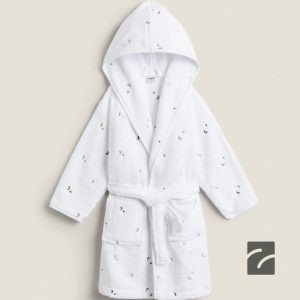 پالتوی حوله‌ای سفید کلاه‌دار با طرح س از برند زارا