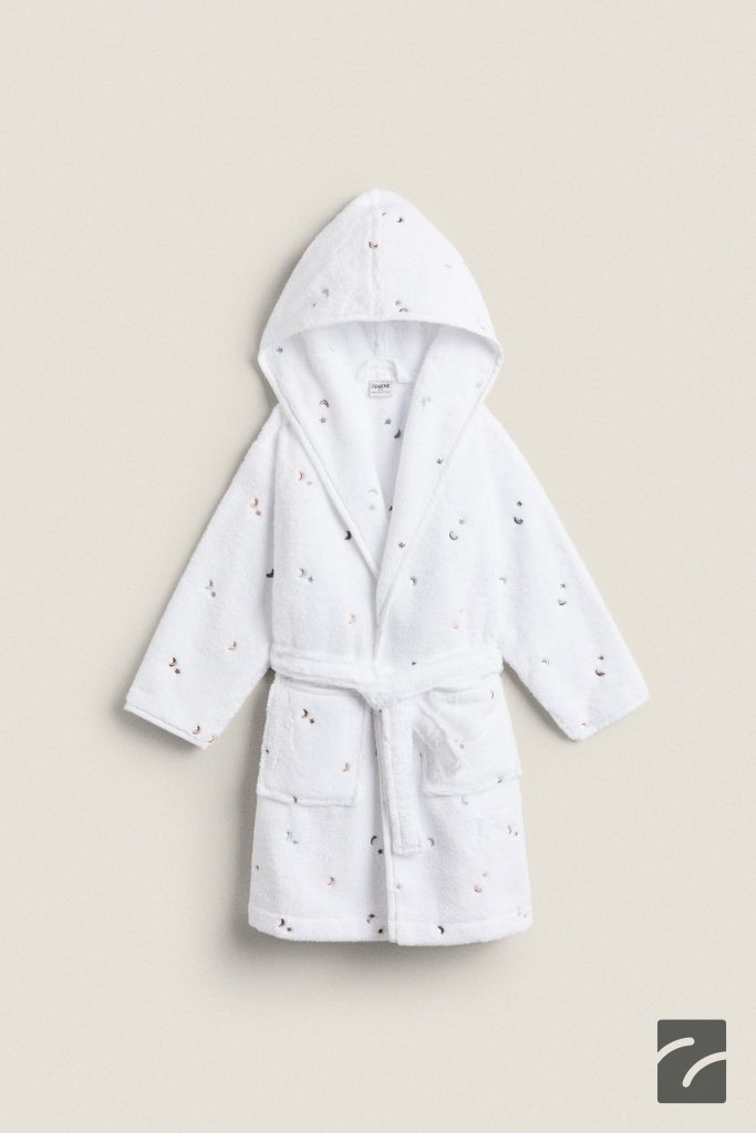 پالتوی حولهای سفید کلاهدار با طرح س از برند زارا