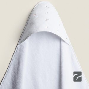 حوله نوزاد کلاه‌دار پنبه‌ای سفید از برند زارا
