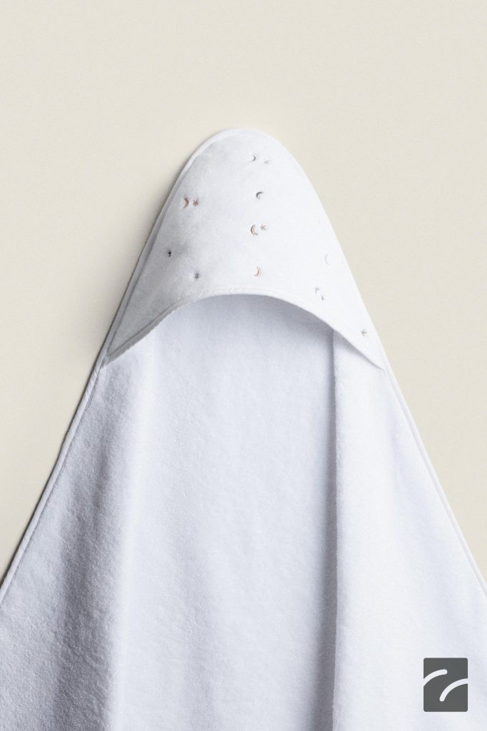 حوله نوزاد کلاه‌دار پنبه‌ای سفید از برند زارا