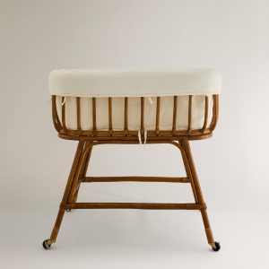 تخت خواب رتن چرخ‌دار با ملحفه موسلین از برند زارا (بچه گانه)