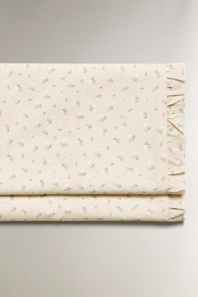 روکش تخت پنبهای طرح گل و ریشریش از برند زارا