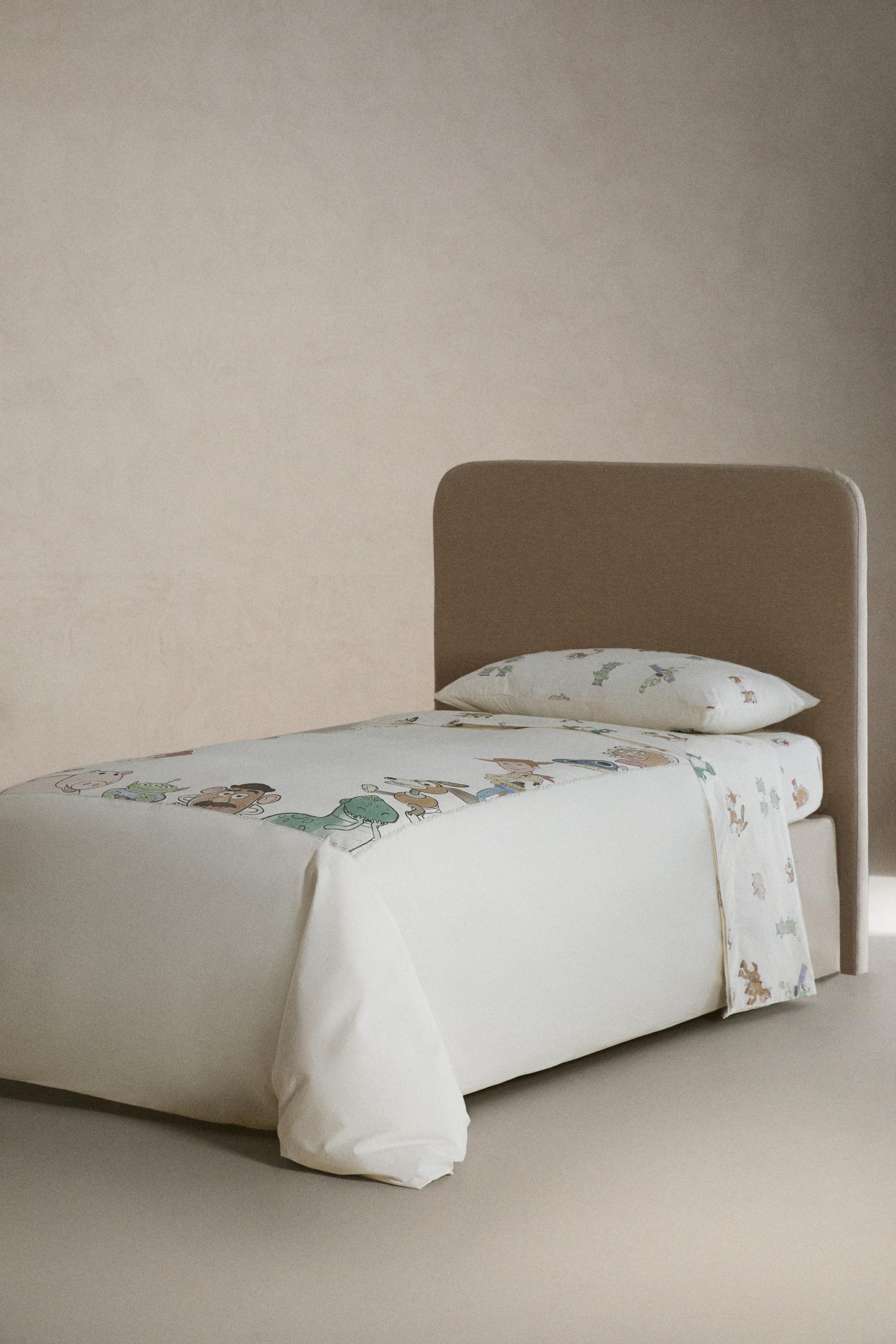 روکش زیر تشک کودک با طرح اسباببازی از برند زارا