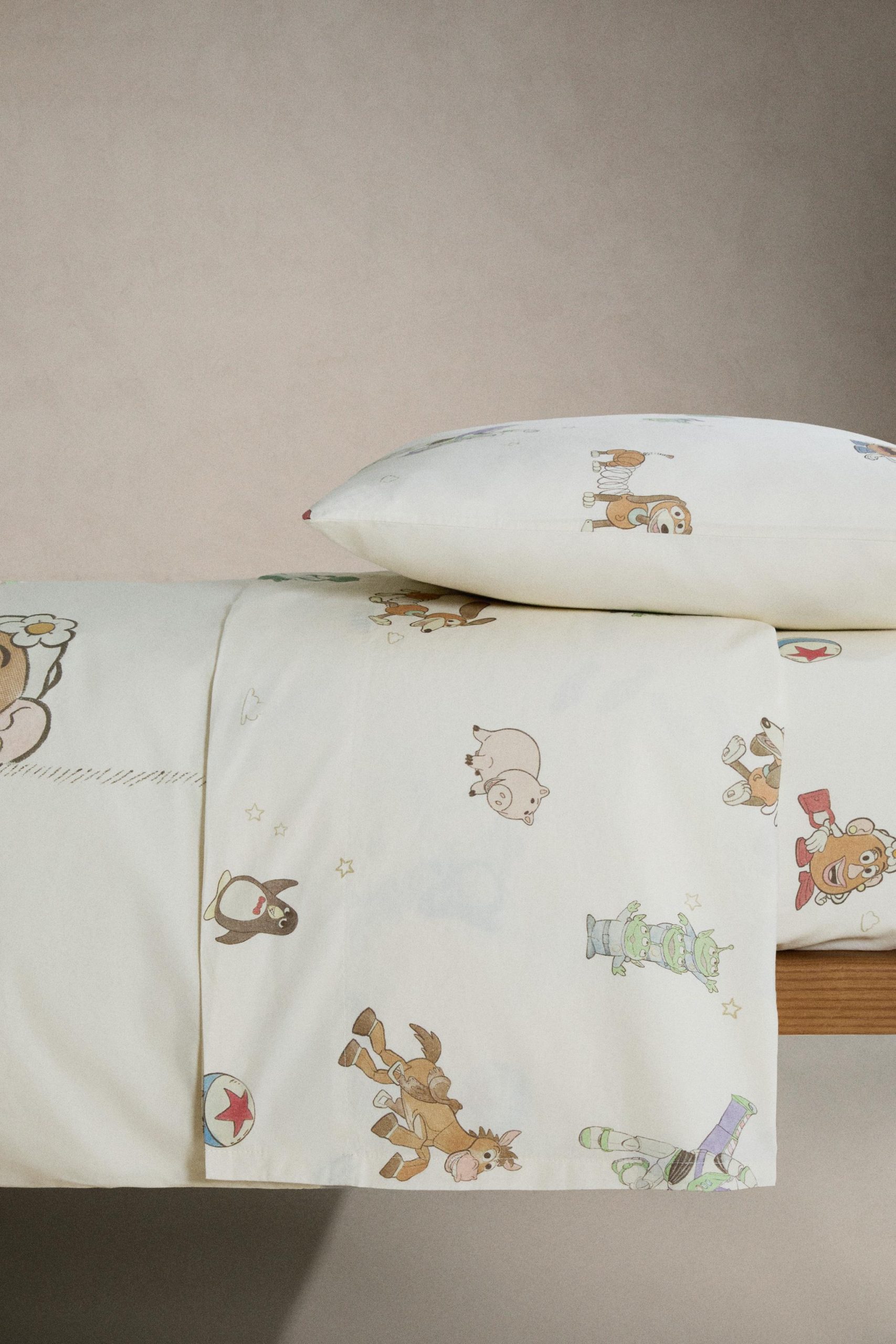 روکش زیر تشک کودک با طرح اسباببازی از برند زارا