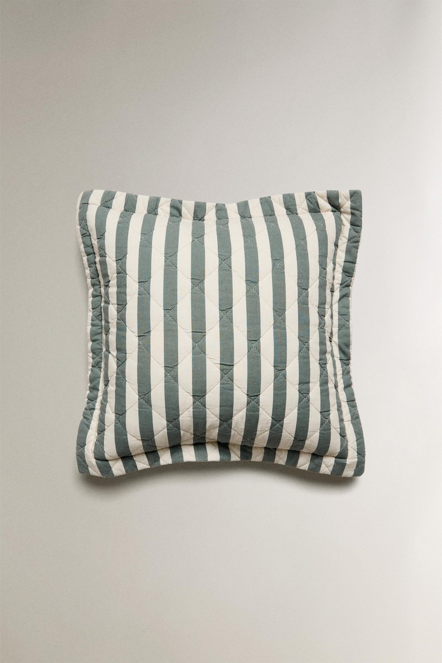 کوسن کتان طرح راهراه و لوزی از برند زارا